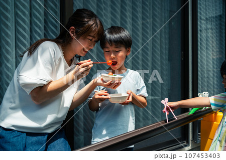 お庭で雨樋流しそうめん お庭で雨樋流しそうめん 107453403