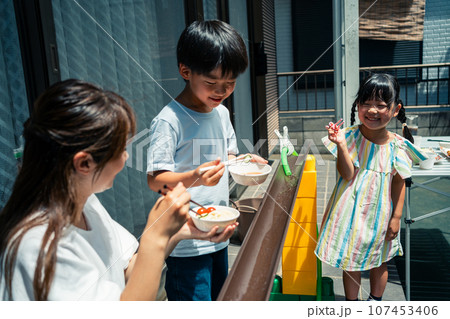 お庭で雨樋流しそうめん お庭で雨樋流しそうめん 107453406