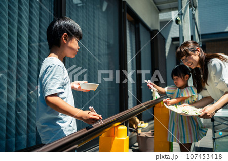 お庭で雨樋流しそうめん 107453418