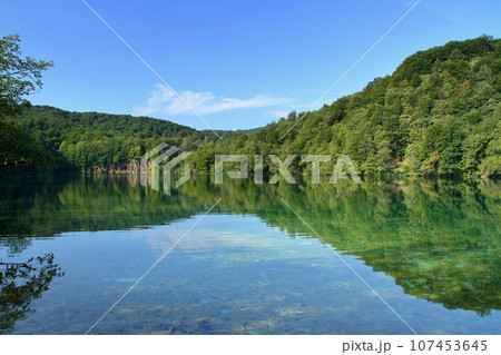 クロアチアの世界自然遺産プリトヴィッツェ湖群国立公園　上湖群の湖面の水鏡 107453645