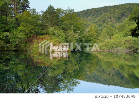 クロアチアの世界自然遺産プリトヴィッツェ湖群国立公園 上湖群の湖面の水鏡 クロアチアの世界自然遺産プリトヴィッツェ湖群国立公園 上湖群の湖面の水鏡 107453649