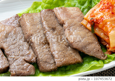 サンチュの上に焼肉と白菜キムチ。 サンチュの上に焼肉と白菜キムチ。 107453672