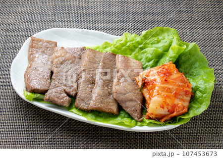 サンチュの上に焼肉と白菜キムチ。 サンチュの上に焼肉と白菜キムチ。 107453673