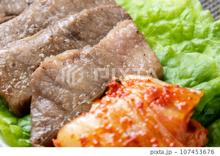 サンチュの上に焼肉と白菜キムチ。 サンチュの上に焼肉と白菜キムチ。 107453676