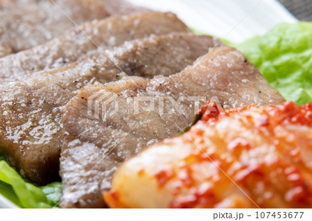 サンチュの上に焼肉と白菜キムチ。 サンチュの上に焼肉と白菜キムチ。 107453677