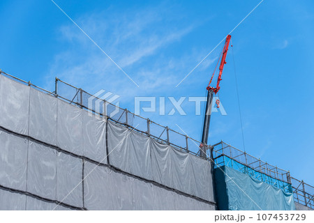 青空と建設現場のクレーン 107453729