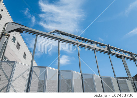 ゲートを閉じた休工日の建設現場 107453730