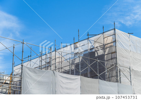 養生シートに覆われた建設現場 107453731