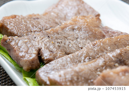 焼肉のアップ。 107453915