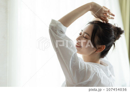 朝日を浴びる女性 107454036