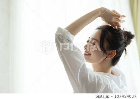 朝日を浴びる女性 朝日を浴びる女性 107454037