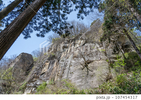 山形県山形市　山寺と通称される立石寺の雲型侵食の岩 107454317