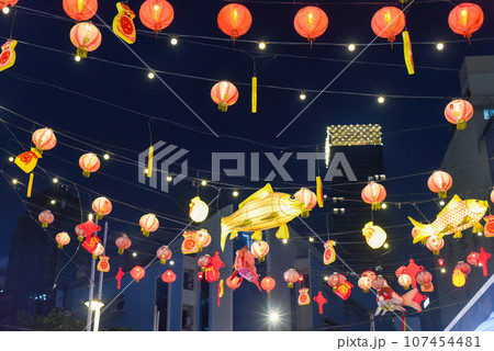 Chinese lanterns and lights in famous Jalan Alor street food in Kuala Lumpur at night 107454481