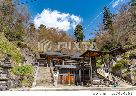 山形県山形市　山寺と通称される立石寺の山頂の奥之院と大仏殿 107454563