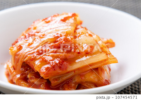 小皿にのせられた白菜キムチのアップ。 小皿にのせられた白菜キムチのアップ。 107454571