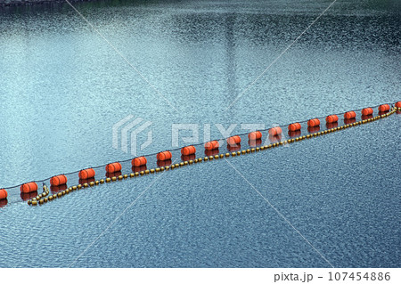 ダムに浮かぶブイ 107454886