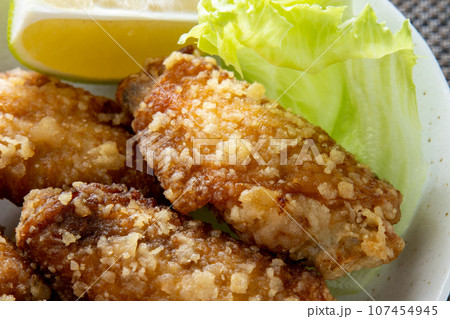 鶏手羽中の唐揚げのアップ。 鶏手羽中の唐揚げのアップ。 107454945