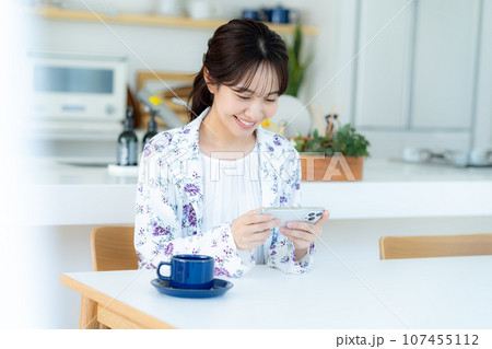 スマホを操作する若い女性 スマホを操作する若い女性 107455112