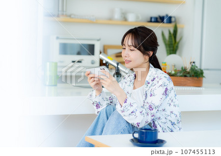 スマホを操作する若い女性 107455113