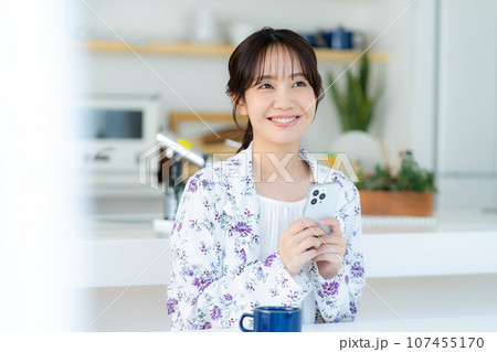 スマホを操作する若い女性 107455170