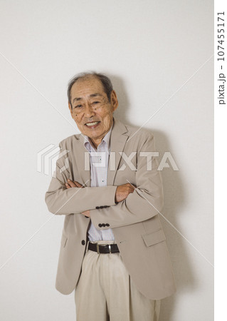 お洒落なシニア男性 お洒落なシニア男性 107455171