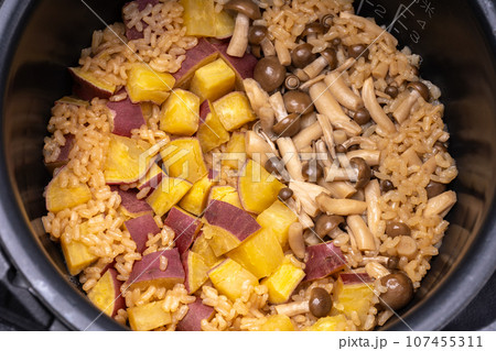 炊き立てのさつまいもご飯 107455311