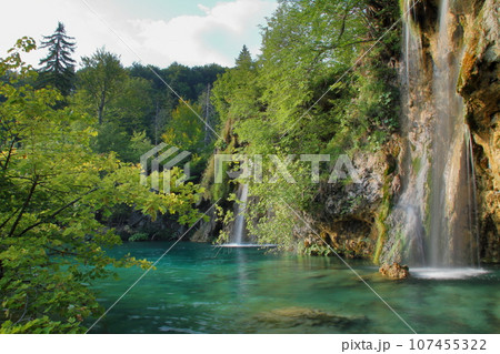 南欧クロアチアの世界自然遺産プリトヴィッツェ湖群国立公園　上湖群の滝マリプルシュタヴァッツ 107455322