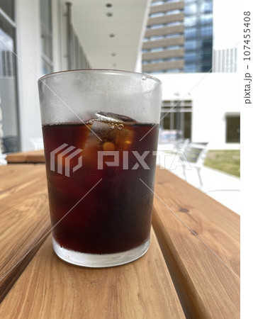 透明グラスのアイスコーヒー 夏のカフェドリンク 透明グラスのアイスコーヒー 夏のカフェドリンク 107455408