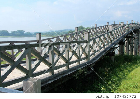 東北津軽にある観光地鶴の舞橋夏 東北津軽にある観光地鶴の舞橋夏 107455772