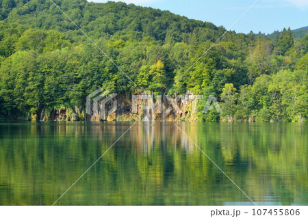 南欧クロアチアの世界自然遺産プリトヴィッツェ湖群国立公園 上湖群の滝が流れ込む湖の景色 南欧クロアチアの世界自然遺産プリトヴィッツェ湖群国立公園 上湖群の滝が流れ込む湖の景色 107455806