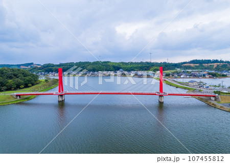 福井県北部の憩いの場所である北潟湖湖畔公園とアイリスブリッジの空撮｜福井県あわら市 107455812