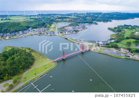 福井県北部の憩いの場所である北潟湖湖畔公園とアイリスブリッジの空撮|福井県あわら市 福井県北部の憩いの場所である北潟湖湖畔公園とアイリスブリッジの空撮|福井県あわら市 107455825