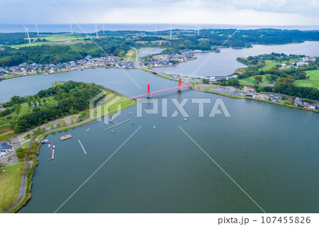 福井県北部の憩いの場所である北潟湖湖畔公園とアイリスブリッジの空撮|福井県あわら市 福井県北部の憩いの場所である北潟湖湖畔公園とアイリスブリッジの空撮|福井県あわら市 107455826