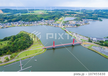 福井県北部の憩いの場所である北潟湖湖畔公園とアイリスブリッジの空撮|福井県あわら市 福井県北部の憩いの場所である北潟湖湖畔公園とアイリスブリッジの空撮|福井県あわら市 107455830