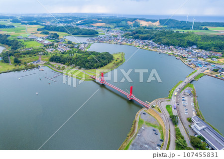 福井県北部の憩いの場所である北潟湖湖畔公園とアイリスブリッジの空撮｜福井県あわら市 107455831