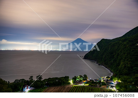 （静岡県）西伊豆煌めきの丘から富士山　夜景 107456008