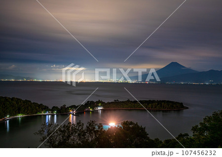 （静岡県）大瀬崎（おせざき）のイカ釣り船の灯りと富士山　夜景 107456232