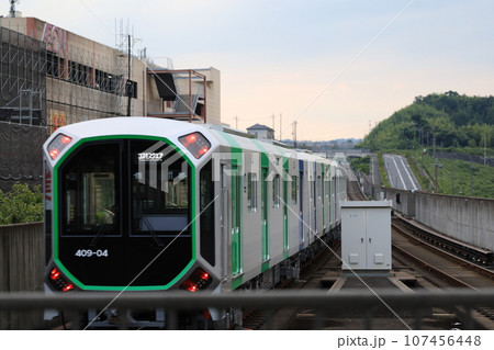 大阪メトロ 中央線新型車両400系 駅ホームから 大阪メトロ 中央線新型車両400系 駅ホームから 107456448