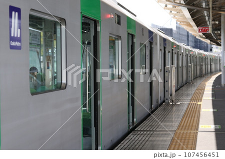 大阪メトロ 中央線新型車両400系 駅ホーム 107456451