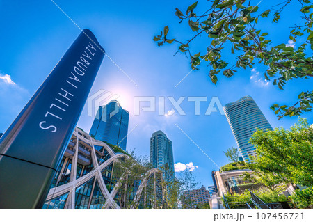 日本の東京都市景観 緑が映える新名所・麻布台ヒルズなどを望む。希望の光、新時代へ 107456721