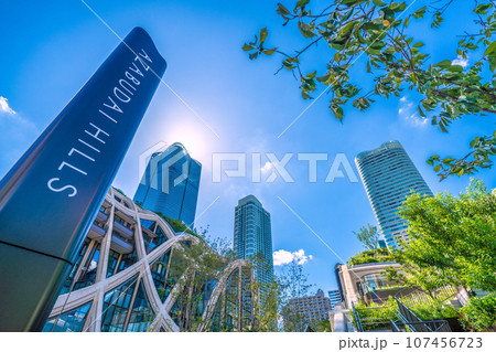 日本の東京都市景観 緑が映える新名所・麻布台ヒルズなどを望む。希望の光、新時代へ 107456723