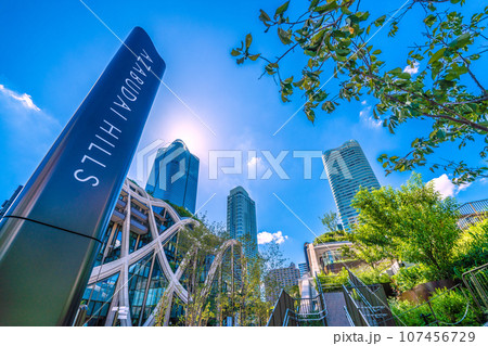 日本の東京都市景観 緑が映える新名所・麻布台ヒルズなどを望む。希望の光、新時代へ 107456729