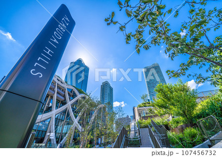 日本の東京都市景観 緑が映える新名所・麻布台ヒルズなどを望む。希望の光、新時代へ 107456732