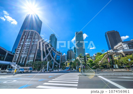 日本の東京都市景観 緑が映える新名所・麻布台ヒルズなどを望む。希望の光、新時代へ 107456961