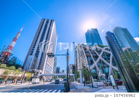 日本の東京都市景観 緑が映える新名所・麻布台ヒルズなどを望む。左は東京タワー。希望の光、新時代へ 107456962