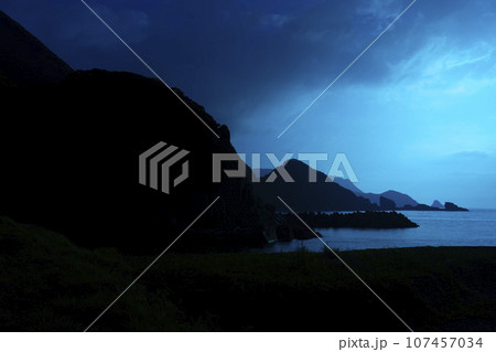 奄美大島・大和村の夕景(色変換有り) 奄美大島・大和村の夕景(色変換有り) 107457034