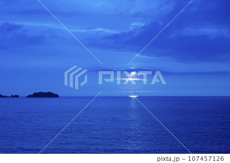 奄美大島・大和村の夕景(色変換有り) 奄美大島・大和村の夕景(色変換有り) 107457126