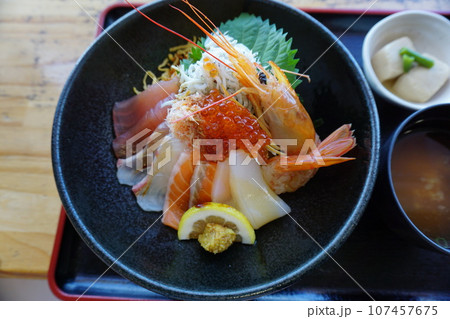 美味しい海鮮丼 107457675