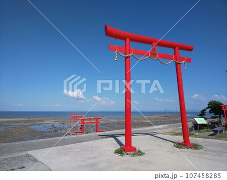 夏の青空と海中鳥居 夏の青空と海中鳥居 107458285