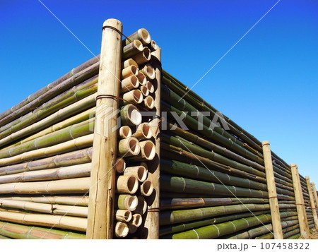 新しくできた竹製の堆肥置き場と冬の青空 107458322